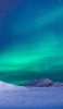 📱綺麗な星空と緑のオーロラと雪景色 iPhone 7 壁紙・待ち受け