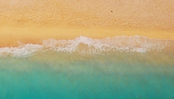 📱俯瞰視点のエメラルドグリーンの海と砂浜 iPhone SE (第3世代) 壁紙・待ち受け