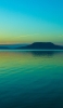 📱綺麗な緑の海と空 台形の島 iPhone SE (第3世代) 壁紙・待ち受け