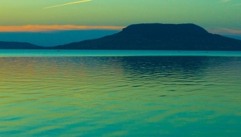📱綺麗な緑の海と空 台形の島 iPhone SE (第2世代) 壁紙・待ち受け