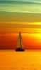 📱緑とオレンジの夕焼けと海を航行するヨット iPhone 8 壁紙・待ち受け