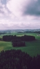 📱林が点在する綺麗な田舎の風景 iPhone SE (第3世代) 壁紙・待ち受け