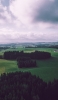 📱林が点在する綺麗な田舎の風景 iPhone SE (第2世代) 壁紙・待ち受け