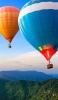 📱山の上を飛ぶ2つの気球 iPhone 6s 壁紙・待ち受け
