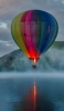 📱水面の上の虹色の気球 iPhone 6 壁紙・待ち受け