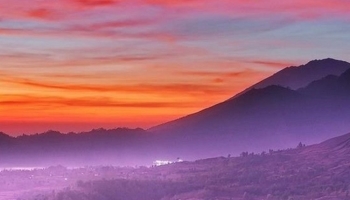 📱富士山と麓の街並みと夕焼け iPhone SE (第3世代) 壁紙・待ち受け