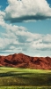 📱水色の空 赤土色の山と緑の草原 iPhone 6 壁紙・待ち受け