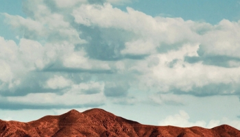 📱青空と低い山と草原 iPhone SE (第3世代) 壁紙・待ち受け