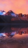 📱赤土色の雪山と湖 iPhone SE (第3世代) 壁紙・待ち受け