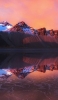 📱湖に鏡面する雪山と夕焼け iPhone 8 壁紙・待ち受け