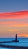 📱朝焼け 飛行機雲 赤と白の灯台 海 iPhone SE (第3世代) 壁紙・待ち受け