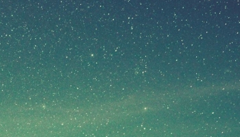 📱美しい緑の星空と山 iPhone SE (第3世代) 壁紙・待ち受け