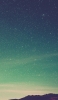 📱美しい緑の星空と山 iPhone SE (第2世代) 壁紙・待ち受け
