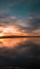 📱オレンジに染まる空と綺麗な湖 iPhone 6s 壁紙・待ち受け