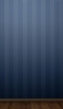 📱お洒落な青のボーダー柄の壁と木の床 iPhone SE (第3世代) 壁紙・待ち受け
