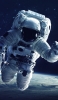 📱宇宙飛行士と地球 iPhone 12 mini 壁紙・待ち受け