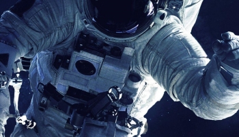 📱宇宙飛行士と地球 iPhone 13 mini 壁紙・待ち受け