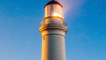 📱オーストラリア 夜を照らす白い灯台 Xiaomi 11T Pro 壁紙・待ち受け