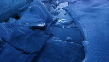 📱氷の台地の間を流れる川 Galaxy A51 5G 壁紙・待ち受け