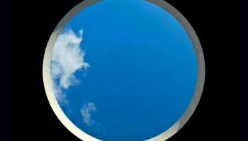📱天窓から覗く青空 Google Pixel 5 壁紙・待ち受け