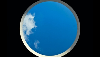 📱天窓から覗く青空 iPhone 12 Pro 壁紙・待ち受け