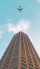 📱茶色い高層ビルと飛行機 Google Pixel 5 壁紙・待ち受け
