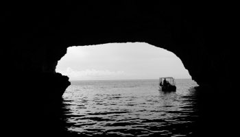 📱洞窟と船と海 Google Pixel 5 壁紙・待ち受け