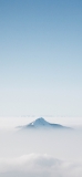 📱雲と雪山 澄んだ空 iPhone 12 Pro 壁紙・待ち受け