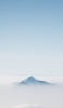 📱雲と雪山 澄んだ空 iPhone 12 壁紙・待ち受け