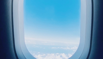 📱飛行機の窓から見る空 iPhone 12 Pro Max 壁紙・待ち受け