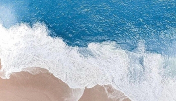 📱俯瞰視点 海の波打ち際 iPhone 6 壁紙・待ち受け