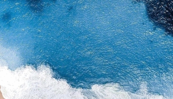 📱俯瞰視点 海の波打ち際 Google Pixel 5 壁紙・待ち受け
