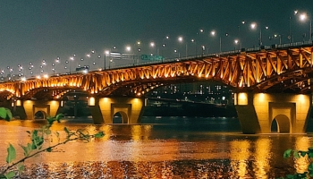📱韓国 ソウルのライトアップされた橋  iPhone 13 mini 壁紙・待ち受け