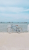 📱海と水色の自転車 iPhone 12 Pro 壁紙・待ち受け