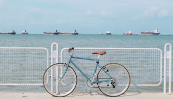📱海と水色の自転車 iPhone 13 Pro Max 壁紙・待ち受け
