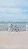 📱海と水色の自転車 Google Pixel 6 Pro 壁紙・待ち受け
