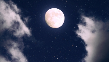📱満月と雲と星空 iPhone 12 壁紙・待ち受け