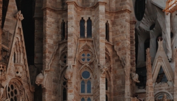 📱スペイン バルセロナの教会 サグラダ・ファミリア iPhone 13 mini 壁紙・待ち受け