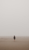 📱海辺 砂浜を歩く男性 iPhone 12 mini 壁紙・待ち受け