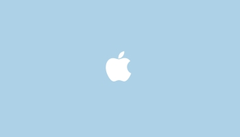 📱シンプル クリーンな水色のAppleのロゴ iPhone 13 壁紙・待ち受け