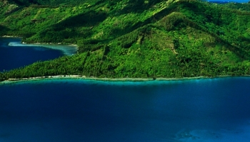 📱海に囲まれた緑の無人島 Galaxy S21 5G 壁紙・待ち受け