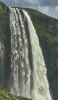 📱緑の岩山から流れ落ちる滝 Xperia 8 Lite 壁紙・待ち受け