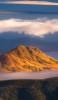 📱海に囲まれている茶色の山 Redmi Note 9S 壁紙・待ち受け
