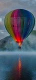 📱海上を飛ぶカラフルな気球 Galaxy A32 5G 壁紙・待ち受け