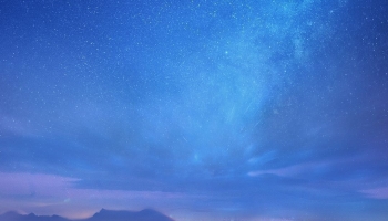 📱綺麗な青い星空と山並み iPhone 13 mini 壁紙・待ち受け