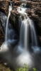 📱崖から流れ落ちる白い滝 Xperia 8 Lite 壁紙・待ち受け