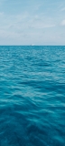 📱綺麗で広大な海と小さく見える白い船 Redmi Note 10 Pro 壁紙・待ち受け