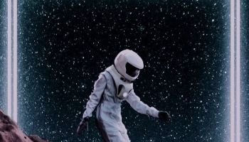 📱月面を下る宇宙飛行士 Xperia 5 壁紙・待ち受け