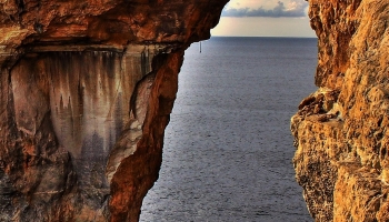 📱海上に聳え立つえぐられた岩 ZenFone Max Pro (M2) 壁紙・待ち受け