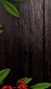 📱焦げ茶の木の板 赤い木の実 ZenFone Max Pro (M2) 壁紙・待ち受け